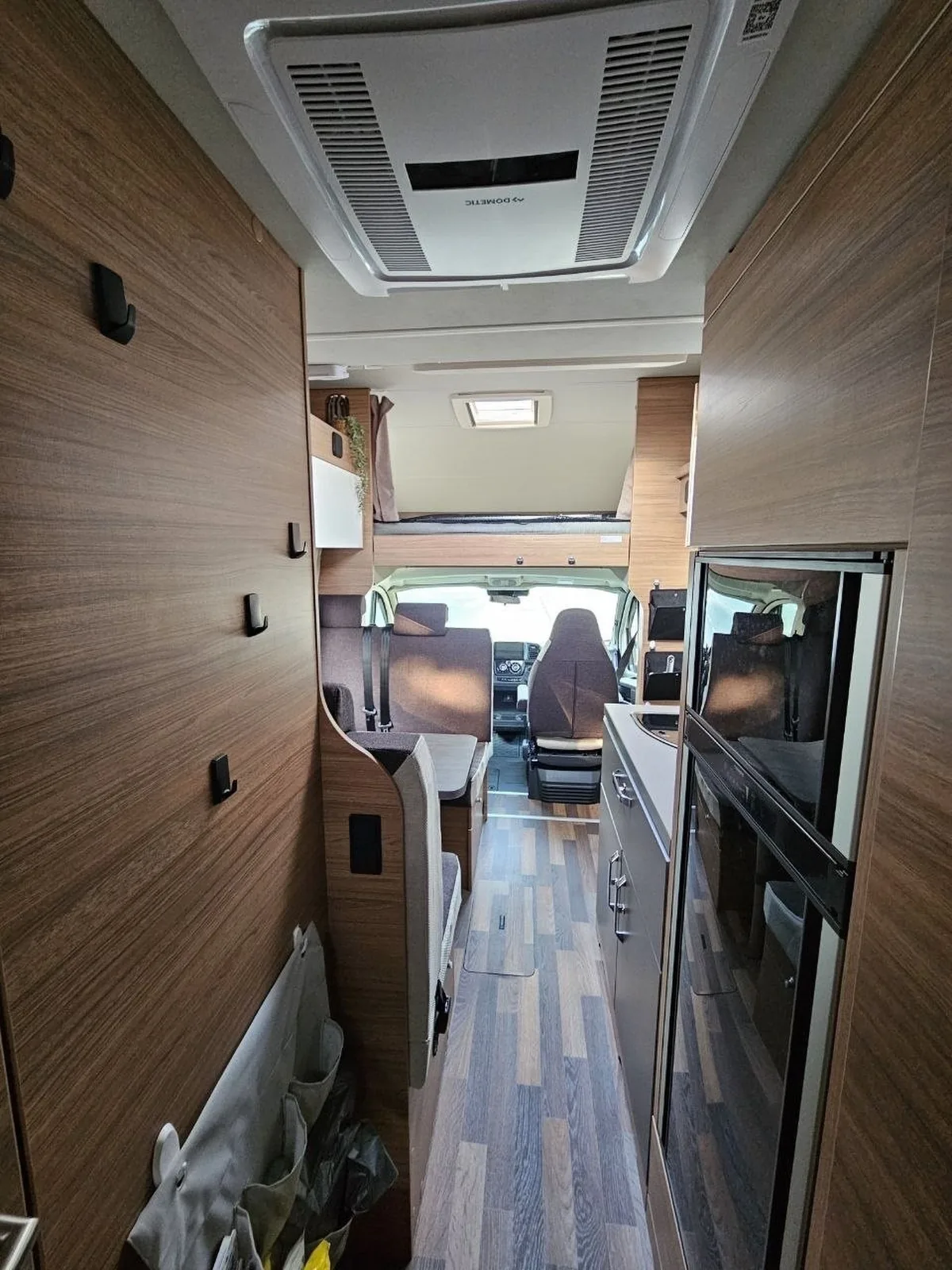 Blick durch den Innenraum Richtung Fahrerhaus